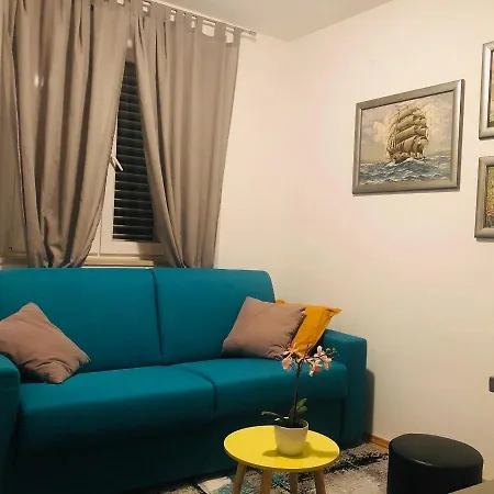 Jakov Apartman *