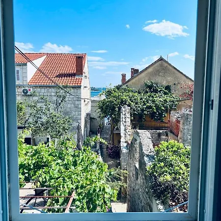 Jakov Apartman *