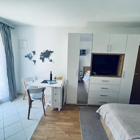 Jakov Apartman *