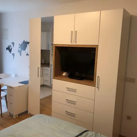 Jakov Apartman *